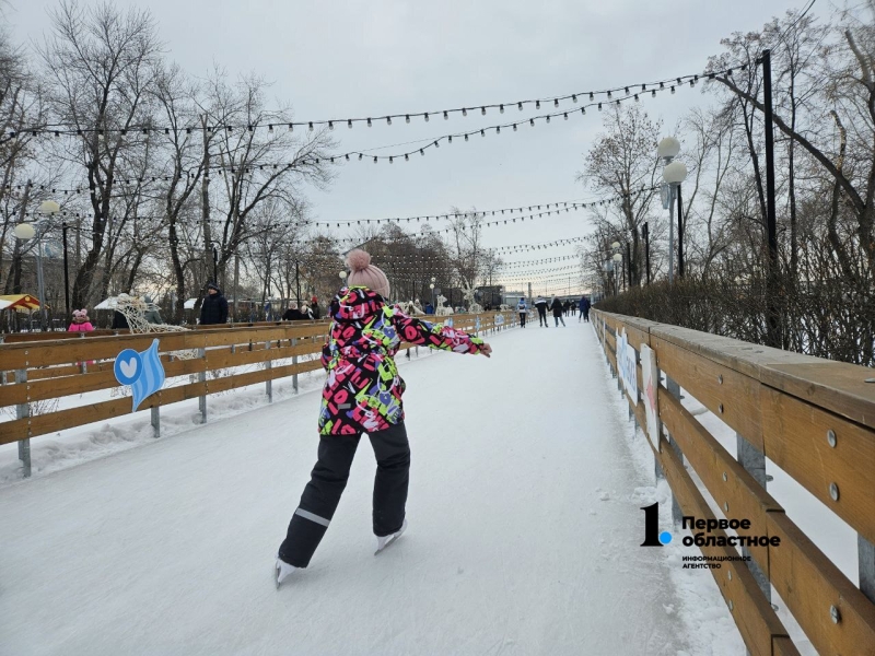 В Челябинске в теплую погоду на катках ажиотаж